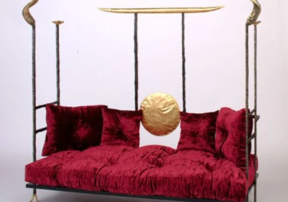 Un canapé moderne et artistique au design saisissant, caractérisé par une combinaison de matériaux en métal et en tissu.